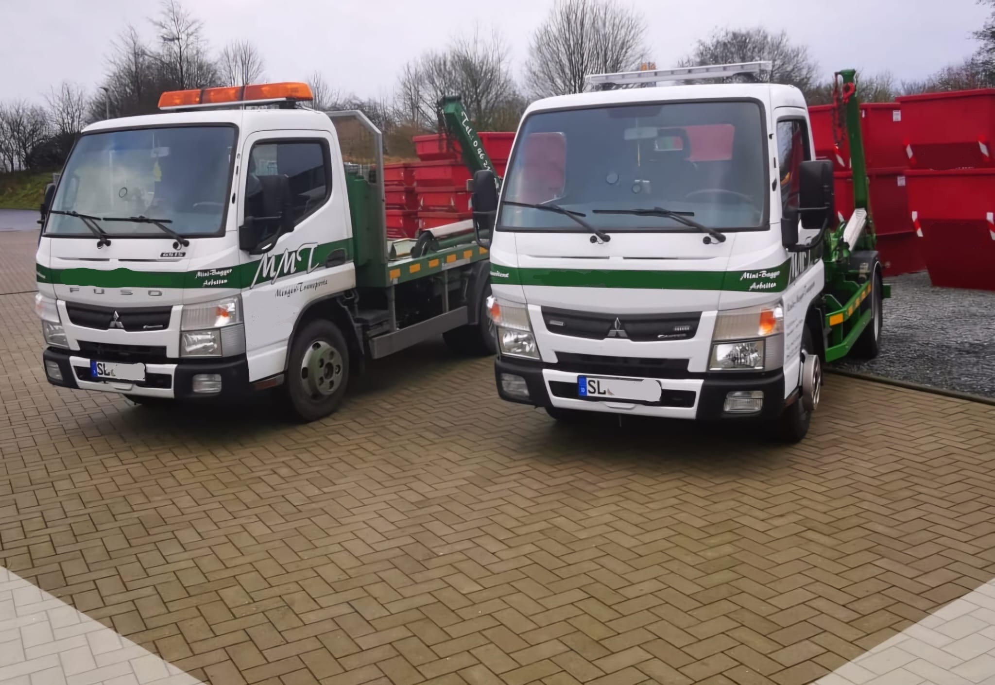 Fuhrpark von Maass-Mengen-Transporte mit Fahrzeugen und Containern